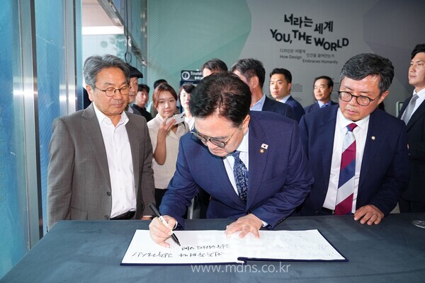 5일 광주를 찾은 우원식 국회의장이 광주비엔날레전시관에서 방명록을 기록하고 있다./광주광역시 제공