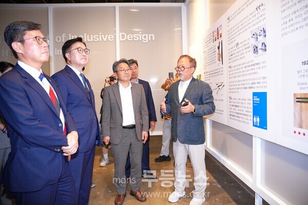 강기정 광주광역시장이 5일 광주를 찾은 우원식 국회의장과 광주비엔날레전시관에서 '2025 광주디자인비엔날레' 전시를 관람하고 있다./광주광역시 제공