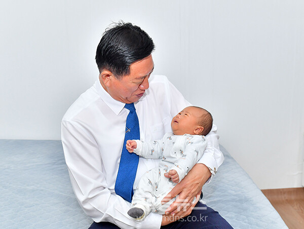 아기와 눈을 맞추고 있는 김한종 장성군수 (장성군 제공)