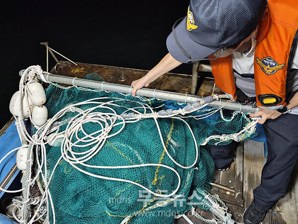 여수시 대여자도 남방 해상에서 무허가 어업과 불법어구 사용 행위를 적발한 여수해경 (여수해경 제공)