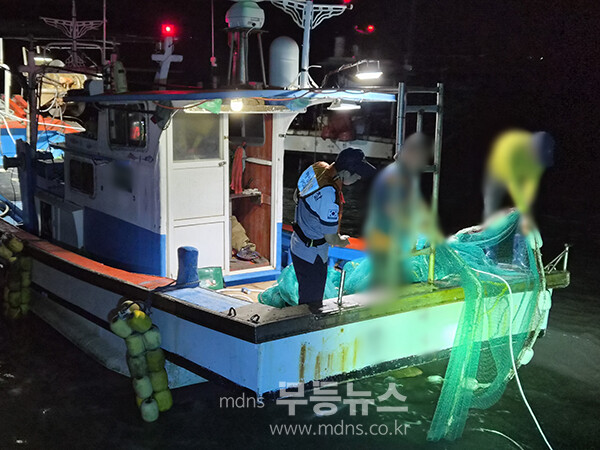 여수시 대여자도 남방 해상에서 무허가 어업과 불법어구 사용 행위를 적발한 여수해경 (여수해경 제공)