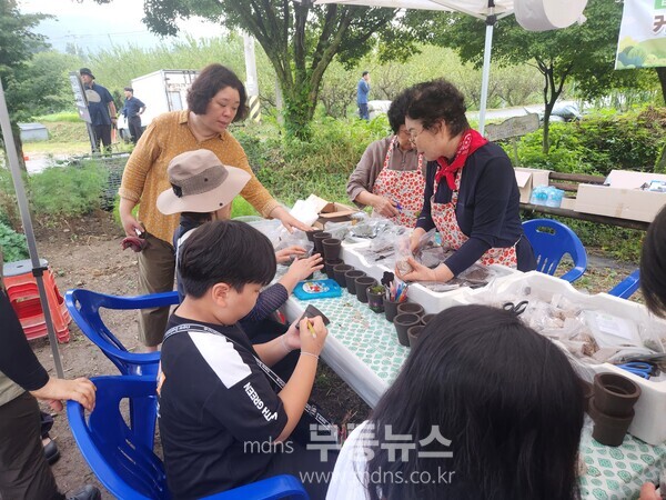 자료사진_ ‘반딧불이’와 함께하는 생태체험