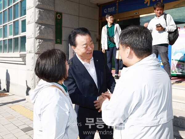 구복규 군수의 농아인체육대회 출정식 격려 모습