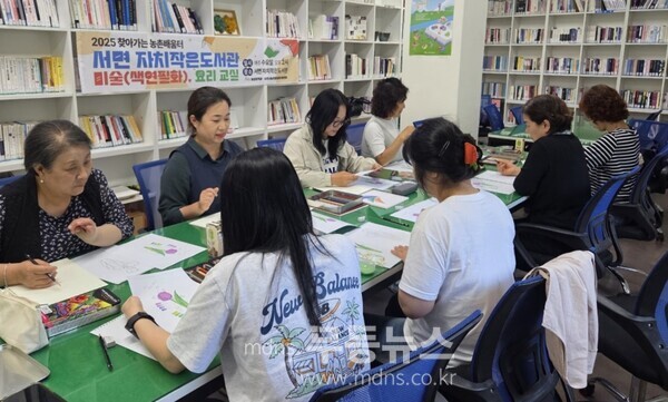 지역 주민들이 서면작은도서관에서 열린 _찾아가는 농촌배움터_ 프로그램의 색연필화 수업에 참여하고 있다./순천시 제공