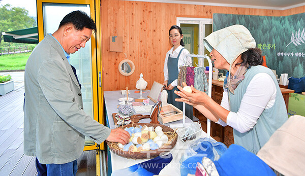 수변길 마켓을 찾은 김한종 장성군수 (장성군 제공)