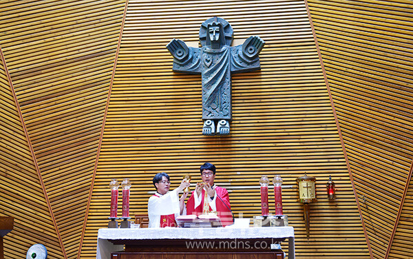 전북 완주 천호성지 순례길에 참여한 광주화정1동성당 공동체 / 미사를 공동 집전하고 있는 9김제인 사도요한 화정1동성당 주임신부(좌) (사진촬영 / 조경륜 베드로)