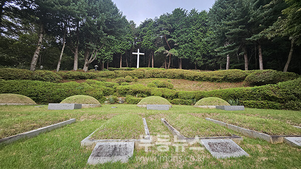 전북 완주 천호성지 순례길에 참여한 광주화정1동성당 공동체  / 순교자 묘역(사진촬영 / 조경륜 베드로)