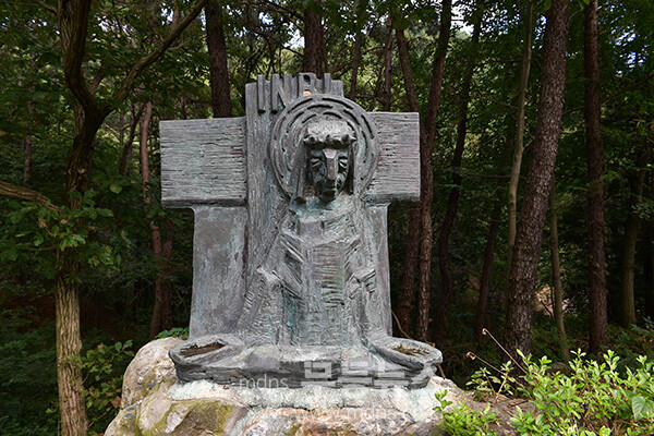전북 완주 천호성지 순례길에 참여한 광주화정1동성당 공동체 십자가의 길 중 제3처 (사진촬영 / 조경륜 베드로)