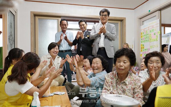 함평군, 황금마차 나비장터 본격 운영…이상익 군수 해보면_이동장터 시범마을 현장 방문 /함평군 제공