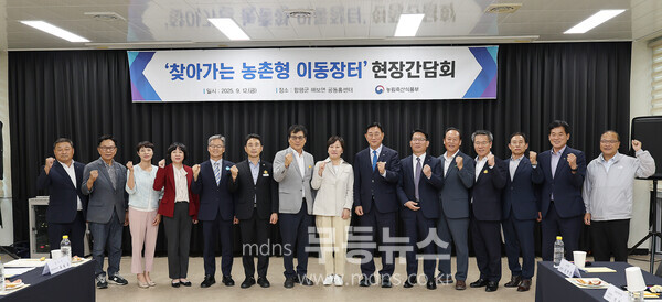 이동장터 발대식 기념사진 (왼쪽 5번째부터  박서홍 농엽경제지주 대표. 이남오 함평군의회 의장  이상익 함평군수  송미령 농식품부 장관  김한종 장성군수 6. 김인중 한국농어촌공사 사장)/함평군 제공