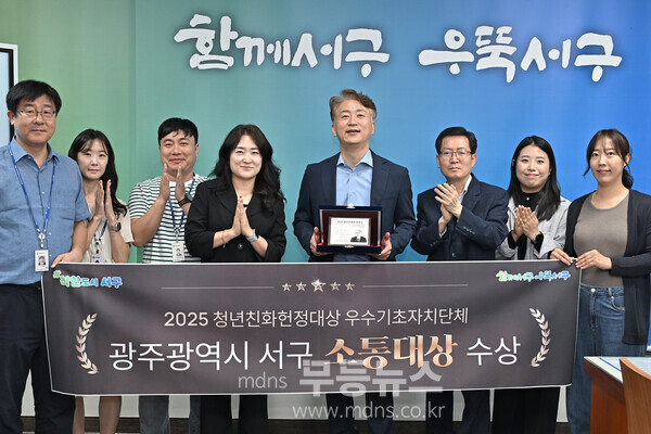 서구, 청년 친화 정책 ‘2년 연속’ 대상_김이강 서구청장과 기념촬영/서구청 제공