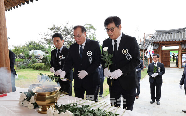 헌화 모습_왼쪽부터 이남오 함평군의회 의장, 이개호 국회의원, 이상익 함평군수/함평군 제공
