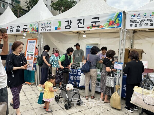 서울 강남 도곡렉슬아파트 내에서 열린 직거래장터 모습.