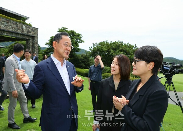 LPGA업무협약식에서 (서윤정 LPGA 이사, BMW KOREA 주양예 본부장, 명현관 군수)/해남군 제공
