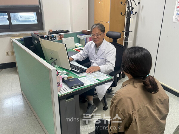 진료를 맡고 있는 시니어 의사 (진도군 제공)