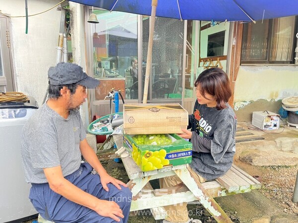 17일 무안군 통합사례관리 대상자에 온기나눔꾸러미를 전달하고 있다./무안군 제공