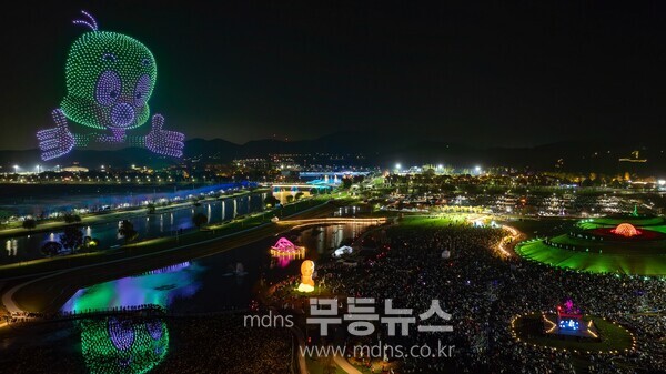 지난해 올텐가의 시그니처 공연인 캐릭터 드론쇼에 10만 관람객이 모였다./순천시 제공