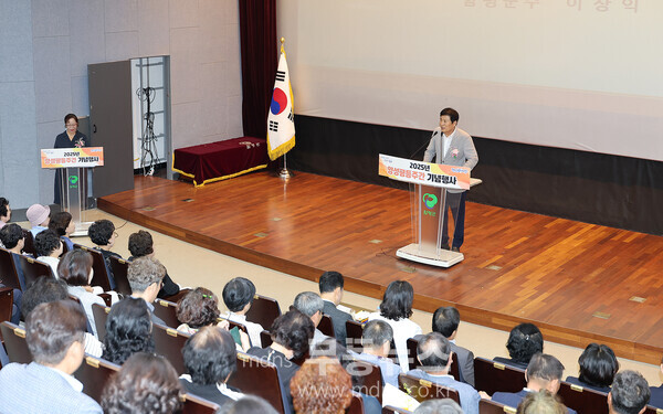 이상익 함평군수가 17일, 함평엑스포공원 주제영상관, 2025 양성평등주간 기념행사에서 인사말을 하고있다./함평군 제공