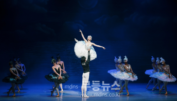발레 "백조의 호수" 공연 모습/무안군 제공