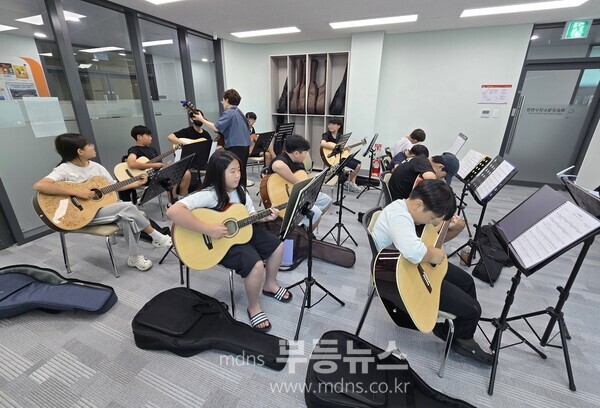 청소년수련관 문화프로그램‘통기타 한걸음 더’운영 모습/화순군 제공