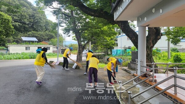 노인사회활동지원사업(노인일자리 마을환경정비 활동 모습)