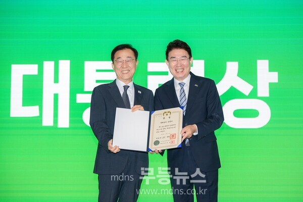노관규 순천시장이 18일 서울 콘래드호텔에서 열린 ‘2025 대한민국 국토대전’ 시상식에서 순천시의 대통령상 수상을 기념해 김윤덕 국토교통부 장관과 기념사진을 촬영하고 있다./순천시 제공