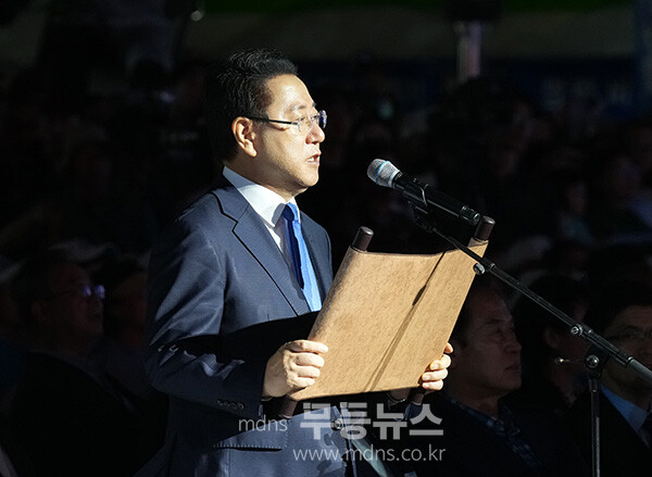 김영록 전라남도지사가 19일 해남 우수영관광지에서 열린 ‘2025 명량대첩축제 개막식’에 참석, 승전 장궤를 낭독하고 있다.2025 명랑대첩 개막식 행사 /  (전남도 제공)