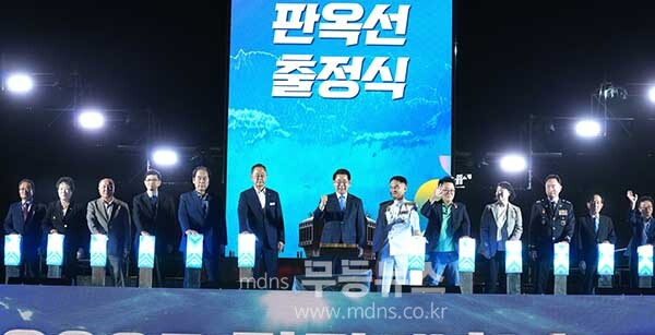 김영록 전라남도지사가 19일 해남 우수영관광지에서 열린 ‘2025 명량대첩축제 개막식’에 참석, 주요내빈들과 기념촬영을 하고 있다.2025 명랑대첩 개막식 행사  /     (전남도 제공)