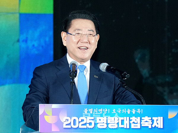 김영록 전라남도지사가 19일 해남 우수영관광지에서 열린 ‘2025 명량대첩축제 개막식’에 참석, 환영사를 하고 있다2025 명랑대첩 개막식 행사 /         (전남도 제공)