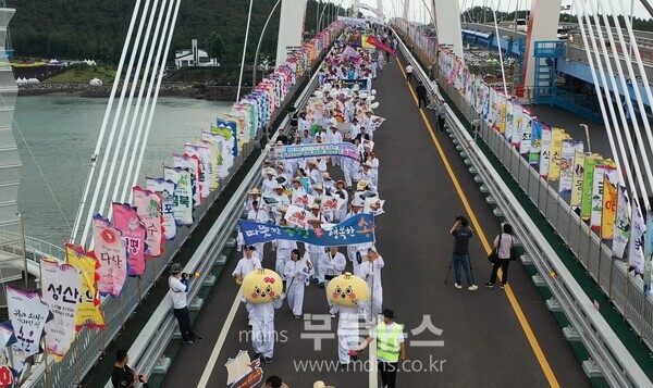 명량대첩축제 개막축제200여명이 참여해 진도대교를 행진하고 있다.