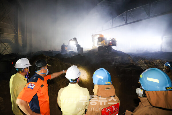 정인화 시장 광양항 동측배후단지 물류창고 화재 오후 8시 현장 방문/광양시 제공