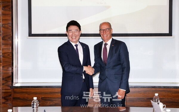 19일 노관규 순천시장이 중국 다롄에서 레온즈 에더 국제대학스포츠연맹(FISU) 회장을 만나 순천시의 2035년 세계유니버시아드대회 개최 의향을 설명한 뒤 기념촬영을 하고 있다./순천시 제공