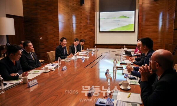 19일 노관규 순천시장이 중국 다롄에서 레온즈 에더 국제대학스포츠연맹(FISU) 회장을 만나 순천시의 2035년 세계유니버시아드대회 개최 의향을 설명하고 있다./순천시 제공