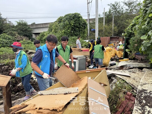 담양군, 주거환경 개선 위해 자원봉사단체·복지기동대 힘 모아/담양군 제공