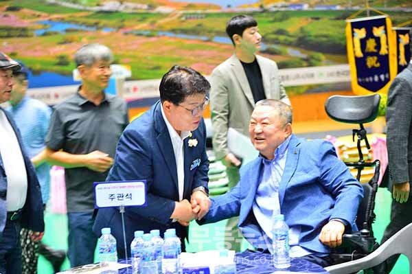 22일 열린 제12회 나주시 장애인 한마당 큰 잔치, 참가자와 인사를 나누고 있는 이재남 나주시의회 의장(사진촬영 / 조경륜)