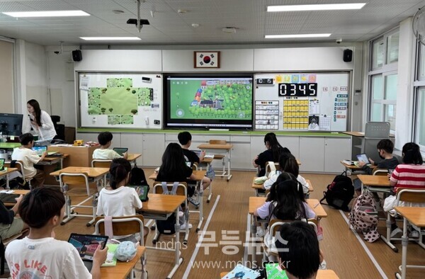 'AI 디지털 교재'를 활용해 지역 초등학생에게 도로명주소를 교육하는 모습/화순군 제공