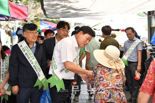 정철원 담양군수가 ‘대한민국 새단장·내마을 새단장 캠페인’에 참여하고 있다./담양군 제공