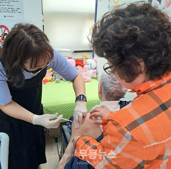 예방 접종을 하고 있는 진도군 보건소 (진도군 제공)