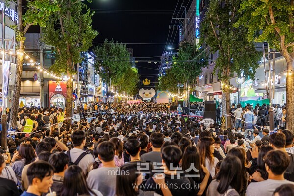 지난 19일부터 20일까지 연향동 패션의 거리 일원에서 열린 「도심 해방로드, 주말의 광장(젊은이들의 해방구)」/순천시 제공