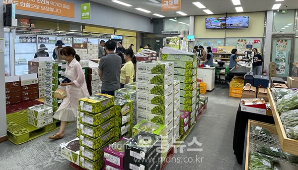 ‘추석맞이 로컬푸드 선물세트 판매전’이 열리고 있는 로컬푸드직매장 내부 모습. (사진 제공-나주시)