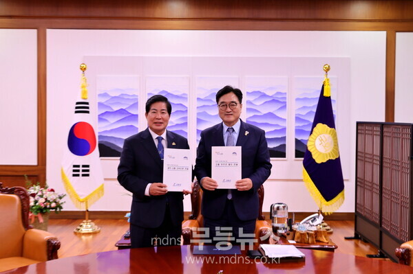 24일 공영민 고흥군수(왼쪽)가 우원식 국회의장(오른쪽)을 만나 지역 현안 사업의 국비 반영을 요청하고 기념촬영을 하고 있다./고흥군 제공