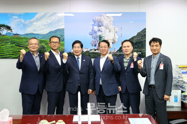 24일 공영민 고흥군수(왼쪽 3번째)가 문금주 국회의원(왼쪽 4번째)을 만나 지역 현안 사업의 국비 반영을 요청하고 관계자들과 기념촬영을 하고 있다./고흥군 제공