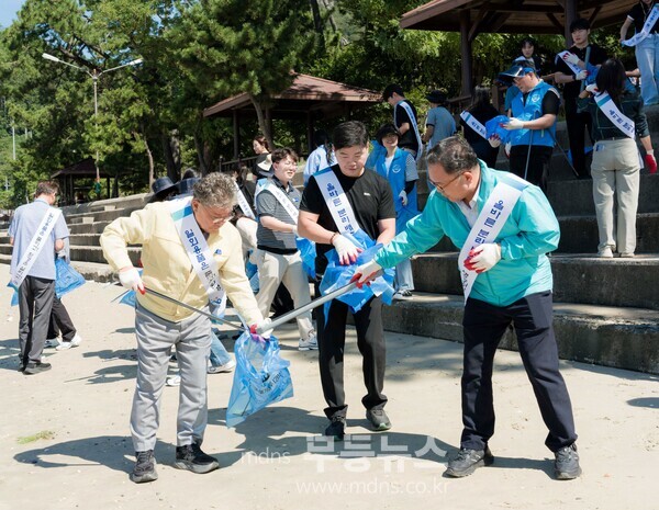 장세일 영광군수와 진원들이 추석맞이 대한민국 새단장 캠페인에 참여하고 있다./영광군 제공