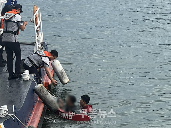 인명구조 활동을 하고 있는 여수해경 (여수해경 제공)