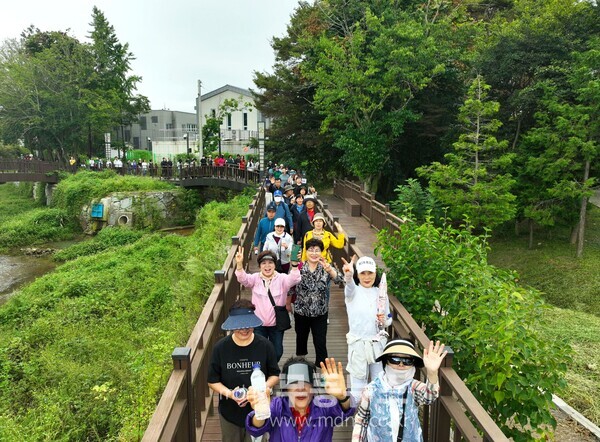 보성군민 함께 걷기 좋은 날 걷기 대회 성황리 개최_‘보성군민 함께 걷기 좋은 날 걷기 대회’에 참여한 군민들이 동윤천 데크길을 함께 걷고 있다./보성군 제공