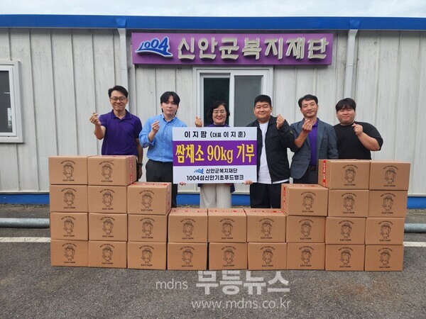 지난 24일, 이지팜 이지훈 대표(오른쪽에서 세 번째)가 신안군복지재단에 유럽상추 150박스를 기부했다./신안군 제공