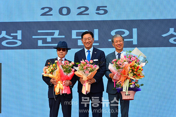 26일 열린 제48회 군민의 날 행사, 제27회 군민체육대회 / 장성군민상 시상 후 기념촬영 (좌로부터; 변태섭씨, 김한종ㄹ 장성군수, 김의병 대표 (사진촬영 / 조경륜)