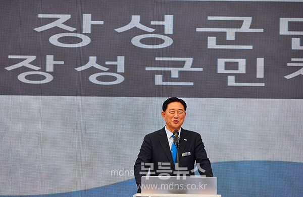 26일 열린 제48회 군민의 날 행사, 제27회 군민체육대회 / 기념사를 하고 있는 김한종 장성군수  (사진촬영 / 조경륜)