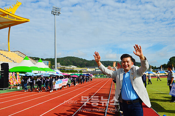 26일 열린 제48회 군민의 날 행사, 제27회 군민체육대회 / 임장하고 있는 읍면 선수들에게 환영의 인사를 히고 있는 김연수 장성군 의회 의원  (사진촬영 / 조경륜)