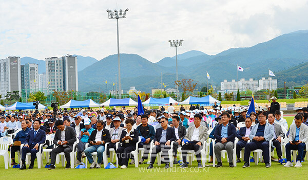 26일 열린 제48회 군민의 날 행사, 제27회 군민체육대회 / 자리를 함께하고 있는 심미섭 장성군의회 의장과 의원들  (사진촬영 / 조경륜)